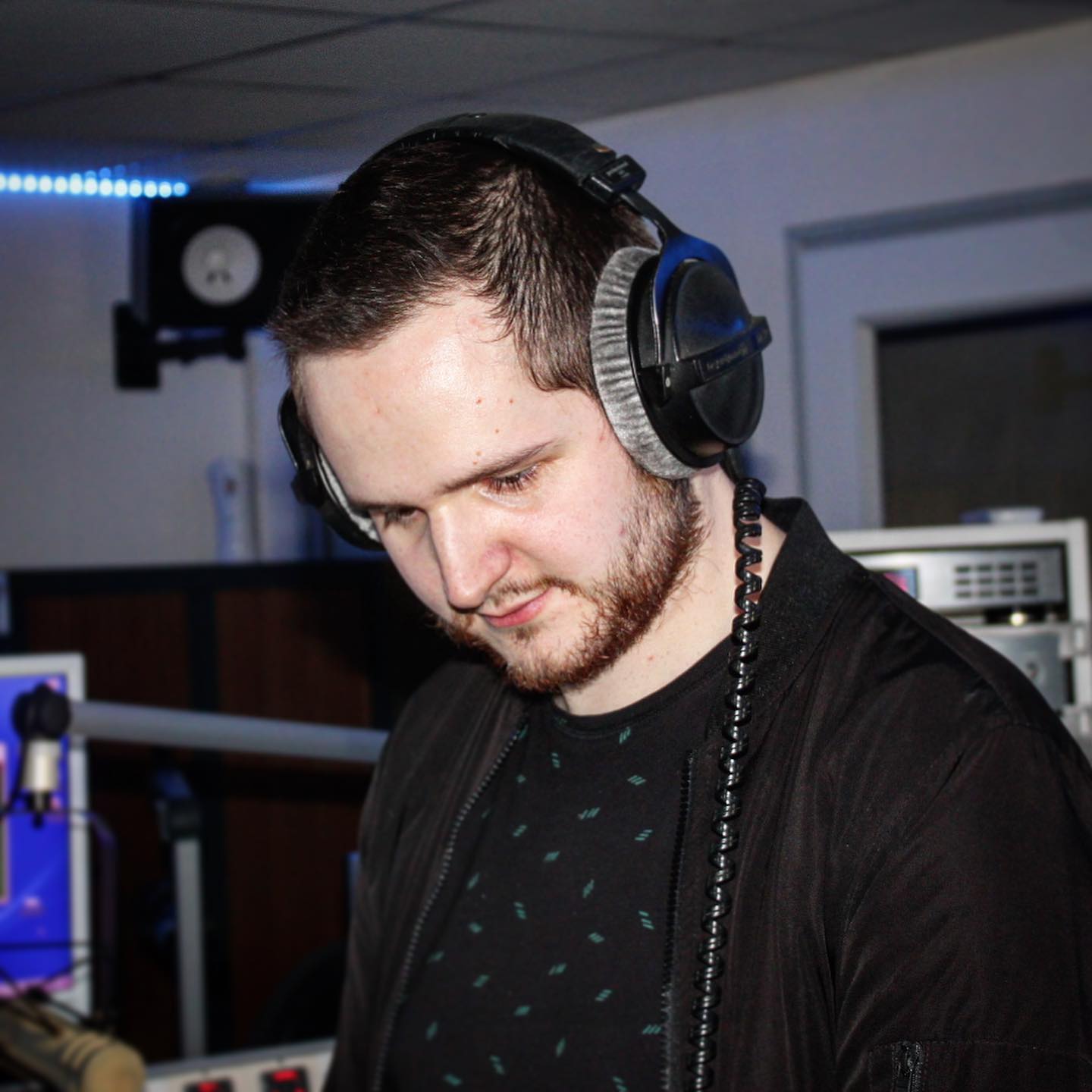 Axl-R 04.jpg (129 KB)