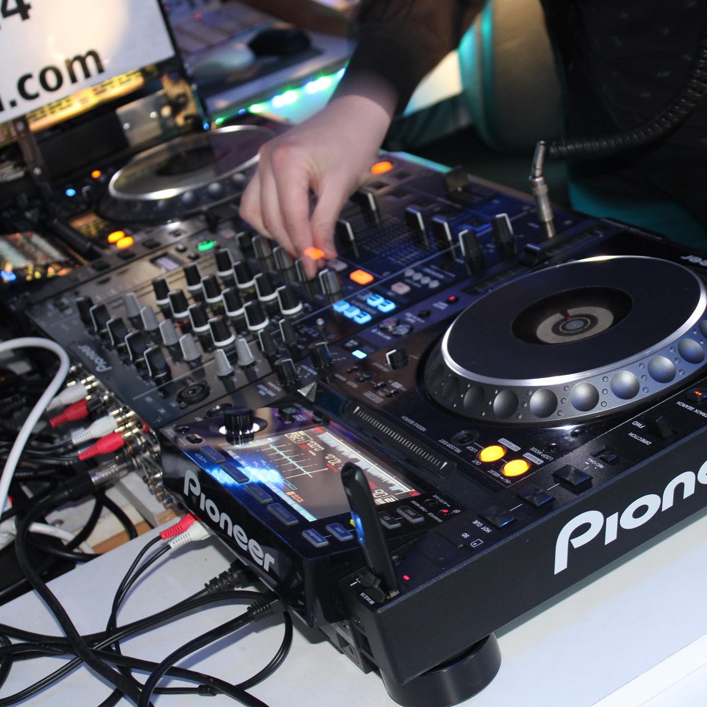 Axl-R 05.jpg (187 KB)