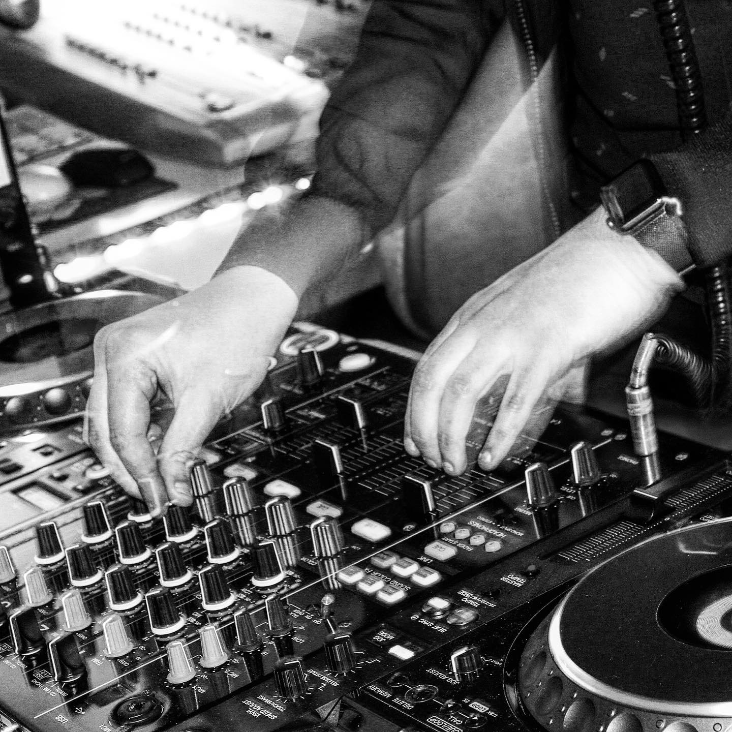 Axl-R 07.jpg (307 KB)